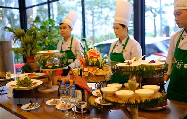 Một đội thi đã hoàn thành các món ăn với nguyên liệu chính từ Atiso Đà Lạt. (Ảnh: Nguyễn Dũng/TTXVN)