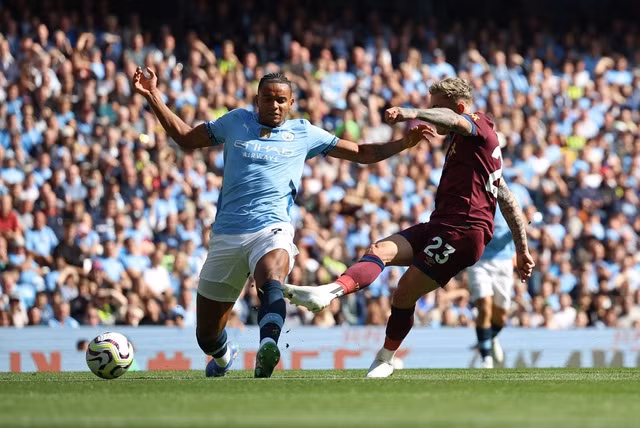 Sammie Szmodics mở tỉ số từ sai lầm của hàng thủ Man City ở phút thứ 7