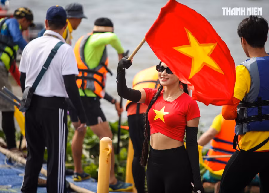 Đồng thời, giải đua thu hút đông đảo người dân, du khách trong và ngoài nước khám phá nét đẹp đặc trưng của Thành phố góp phần quan trọng trong việc thúc đẩy phát triển kinh tế - văn hóa – xã hội của Thành phố. Ảnh: Nhật Thịnh