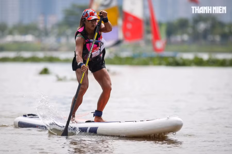 Bộ môn ván chèo đứng (SUP) hiện nay đang dần phổ biến với người dân TP.HCM, đặc biệt là giới trẻ. Ảnh: Nhật Thịnh