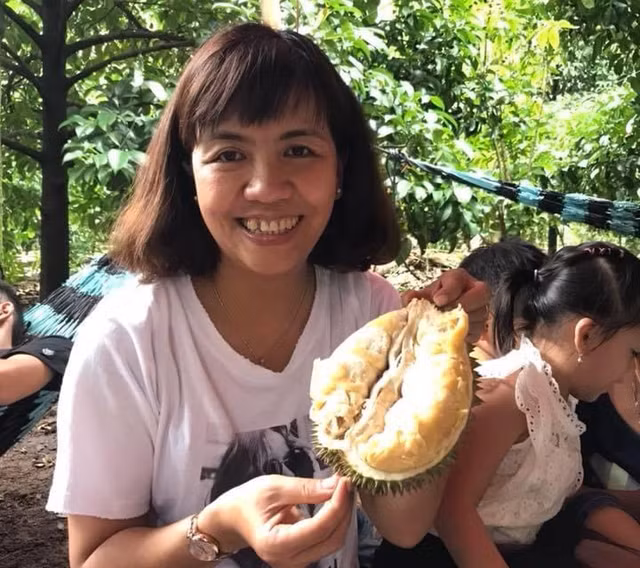 Trái sầu riêng được khách hái ăn tại vườn. Ảnh: Mỹ Duyên