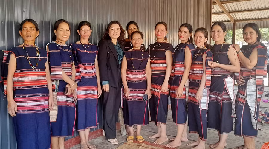 Chị Đinh Thị Toại (thứ 4 từ trái qua) là nữ cán bộ hội người Bahnar, có nhiều đóng góp, khích lệ sự tham gia của phụ nữ vào bảo tồn và phát huy di sản văn hóa. Ảnh: Minh Châu