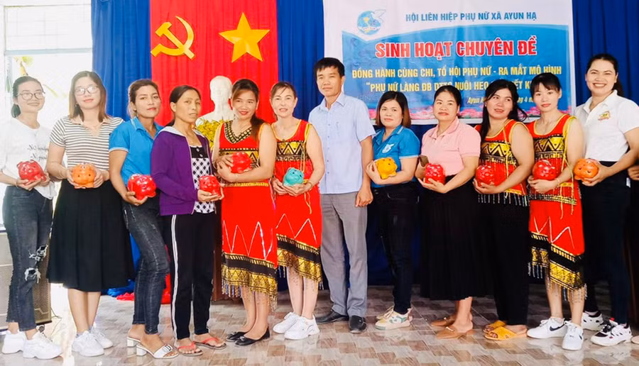 Lễ ra mắt mô hình “Phụ nữ làng đồng bào DTTS nuôi heo đất tiết kiệm” tại làng Ơi và làng Ring Đáp. Ảnh: Vũ Chi