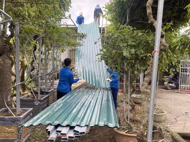 Đoàn viên, thanh niên tỉnh Thái Bình hỗ trợ vận chuyển vật dụng di dời nhà dân để thi công dự án. Ảnh: BTC