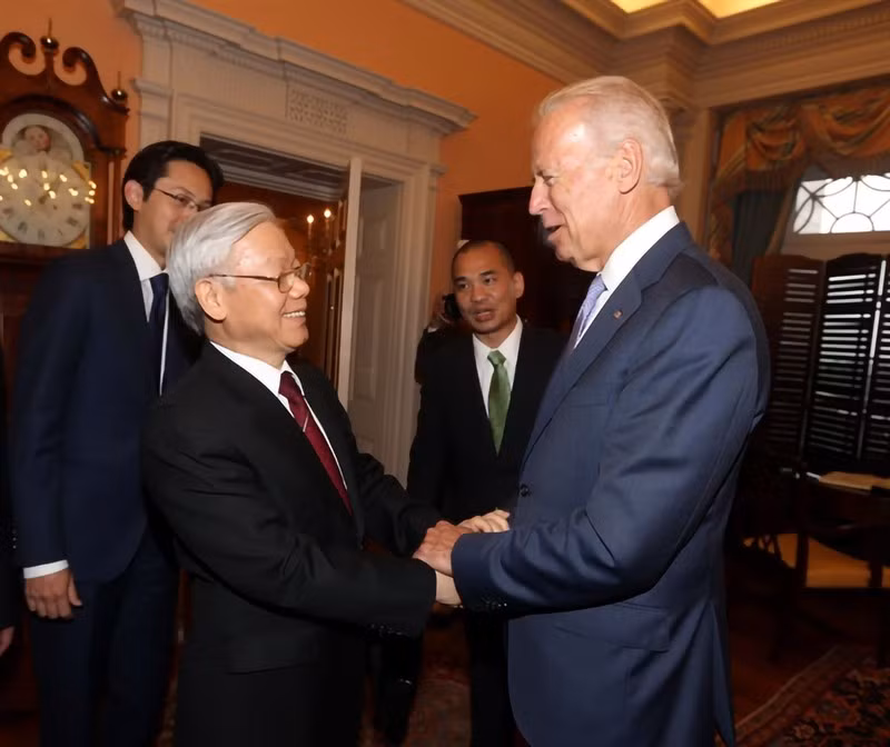 Tổng Bí thư Nguyễn Phú Trọng bắt tay Phó Tổng thống Hoa Kỳ Joe Biden trong chuyến thăm chính thức Hoa Kỳ năm 2015. Ảnh: TTXVN Tổng Bí thư Nguyễn Phú Trọng bắt tay Phó Tổng thống Hoa Kỳ Joe Biden trong chuyến thăm chính thức Hoa Kỳ năm 2015. Ảnh: TTXVN