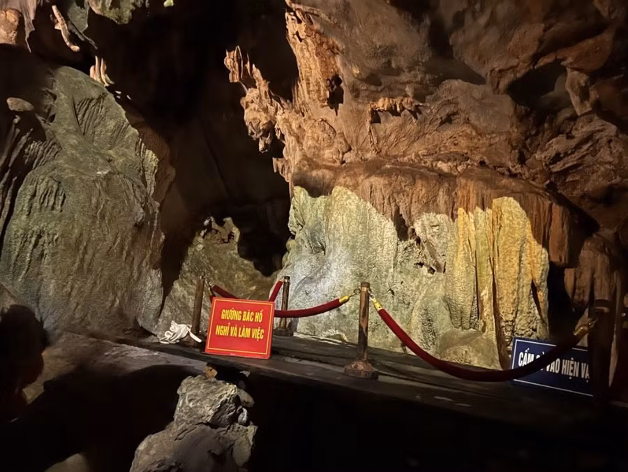Giường Bác Hồ nghỉ và làm việc trong hang Cốc Bó. Giường Bác Hồ nghỉ và làm việc trong hang Cốc Bó.