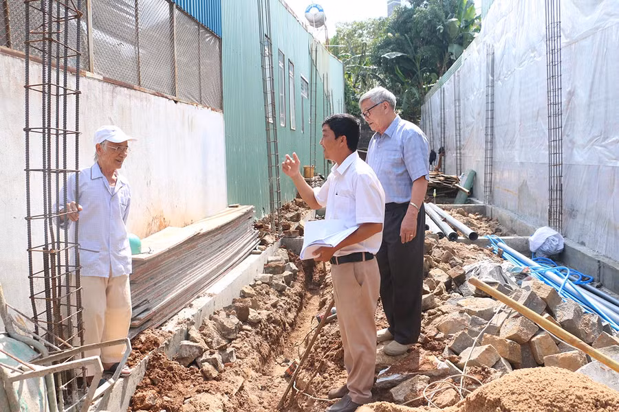 Cán bộ phường Yên Đỗ kiểm tra công tác xây dựng của hộ ông Trần Hoàng Cảnh (bìa trái). Ảnh: Q.T