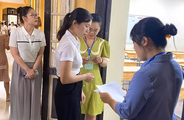 Sao ngành giáo dục không được tuyển dụng, trả lương giáo viên? - Ảnh 1. Các ứng cử viên thi tuyển dụng giáo viên năm 2023 tại Hà Nội. SỞ GD-ĐT HÀ NỘI