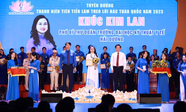 Tuyên dương 420 thanh niên tiên tiến làm theo lời Bác toàn quốc - Ảnh 4. Ông Nguyễn Văn Thể và anh Nguyễn Ngọc Lương trao chứng nhận cho đại biểu.Ảnh: NGỌC THẮNG