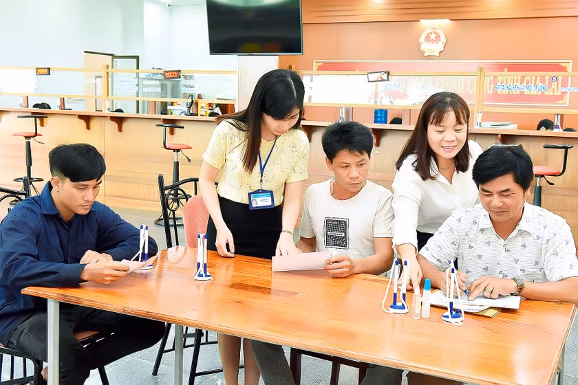 Người dân đến giải quyết thủ tục hành chính tại Trung tâm Phục vụ hành chính công tỉnh. Ảnh: Đức Thụy
