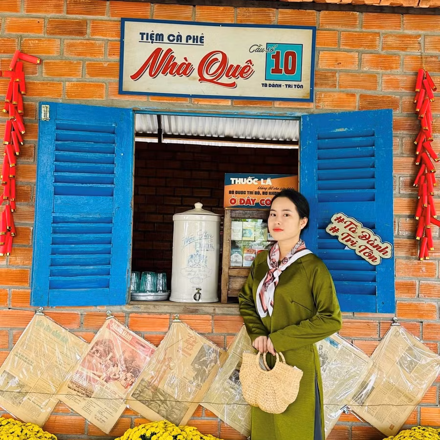 Quán Nhà Quê có 2 khu được thiết kế riêng biệt, gồm khu cà phê xưa và khu cà phê hiện đại. Ảnh: Duy Tân Quán Nhà Quê có 2 khu được thiết kế riêng biệt, gồm khu cà phê xưa và khu cà phê hiện đại. Ảnh: Duy Tân