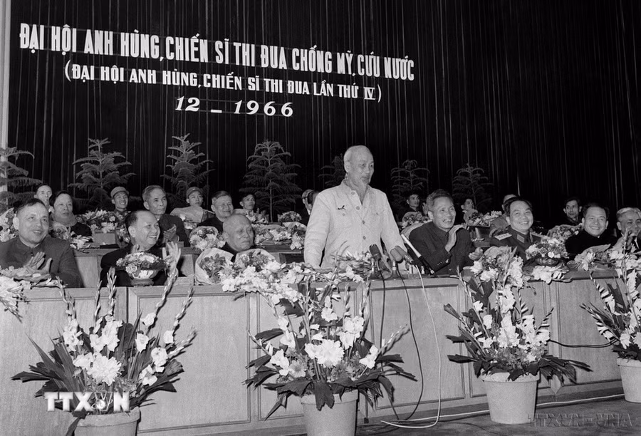 Chủ tịch Hồ Chí Minh phát biểu tại Đại hội Anh hùng, Chiến sỹ thi đua chống Mỹ, cứu nước (Đại hội Anh hùng Chiến sỹ Thi đua lần thứ IV) tháng 12/1966, tại Hà Nội. (Ảnh: TTXVN)