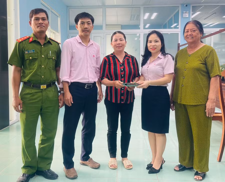 Phòng Giao dịch Ngân hàng Chính sách Xã hội huyện Phú Thiện giải ngân nguồn vốn cho bà Trịnh Thị Dung (đứng giữa, thôn Thanh Thượng, xã Ayun Hạ). Ảnh: V.C
