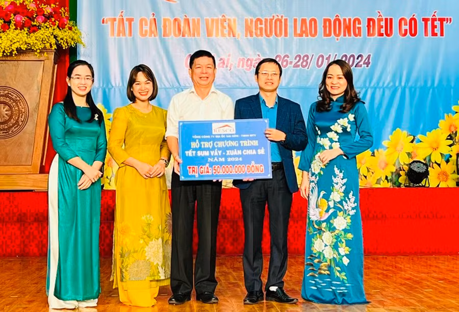 Tổng Công ty địa ốc Sài Gòn-TNHH một thành viên hỗ trợ tiền xây dựng nhà “Mái ấm Công đoàn” cho đoàn viên khó khăn. Ảnh: Đ.Y