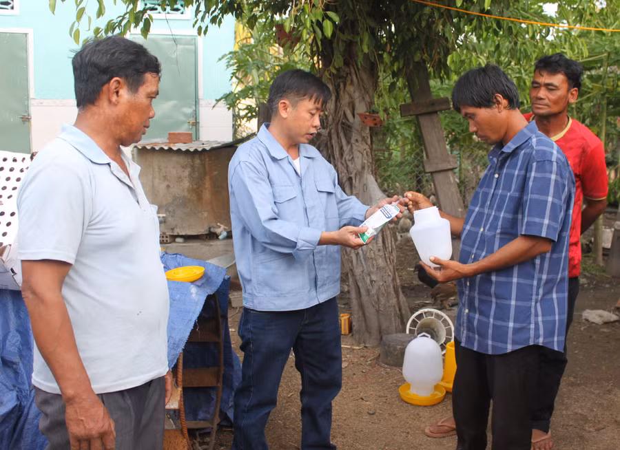 Đội ngũ tuyên truyền viên làm công tác giảm nghèo tại xã Ia Peng hướng dẫn người dân cách chăm sóc, phòng trừ bệnh cho đàn vật nuôi. Ảnh: Nguyên Hương