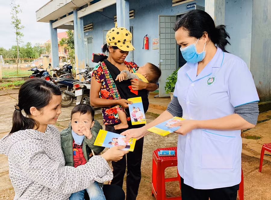 Nhân viên y tế huyện Đak Đoa tuyên truyền, vận động về công tác dân số mỗi gia đình để nuôi dạy con tốt. Ảnh: N.N