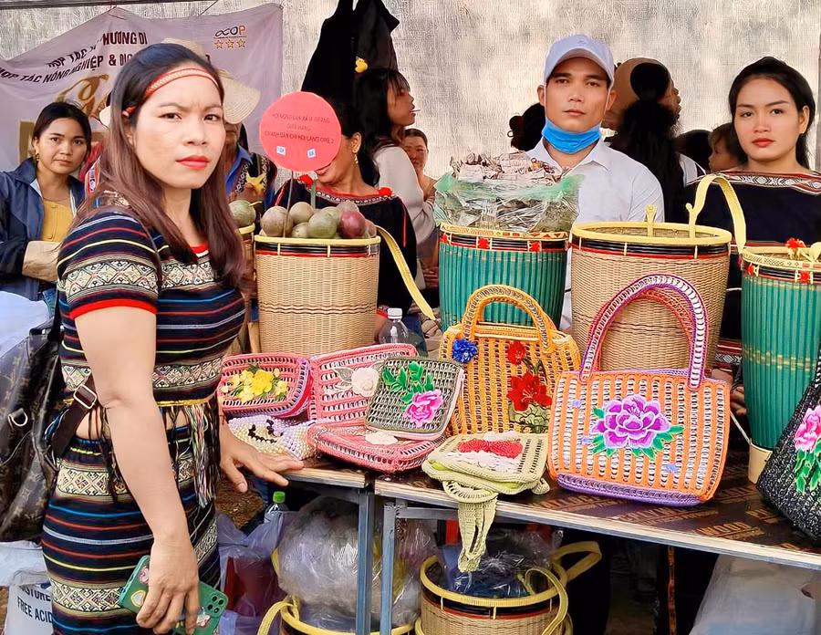 Sản phẩm làm từ vật tái chế được hỗ trợ giới thiệu, quảng bá tại các chương trình xúc tiến thương mại ở địa phương. Ảnh: V.T