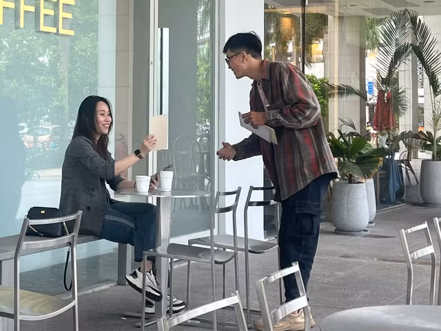 Anh Hưng tặng tranh cho cô gái chưa từng quen biết tại quán cà phê. Ảnh: Kim Ngọc Nghiên
