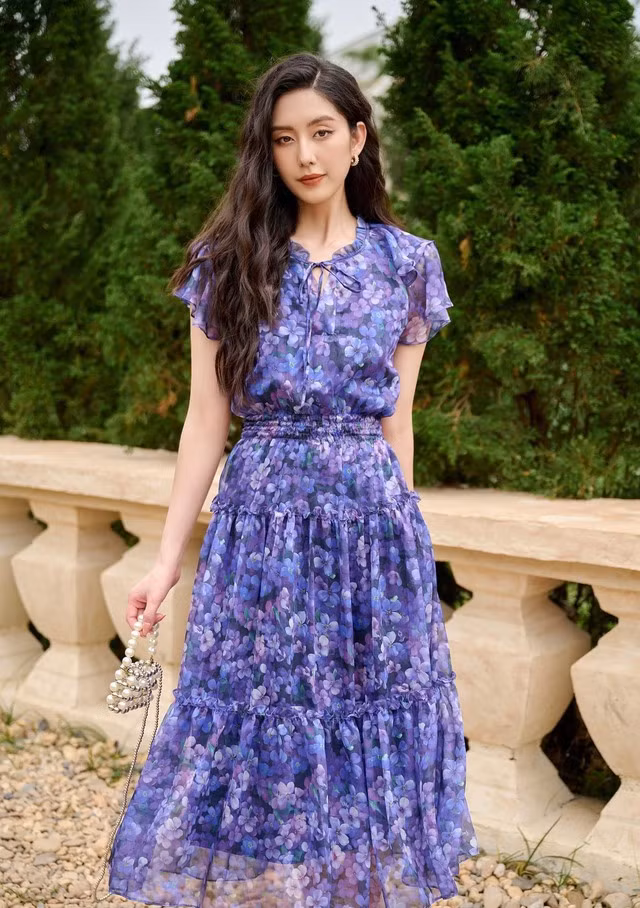 Chiếm trọn tình cảm của các quý cô bởi thiết kế điệu đà cùng sắc tím lilac ngọt ngào, tinh tế. Với chất vải tơ xước đẹp mướt mắt, item này giúp tôn dáng, nịnh da, là lựa chọn hoàn hảo cho nàng vào những dịp lễ sắp tới hay các buổi hẹn hò lãng mạn.