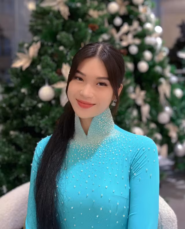 Ngoài tập luyện, ăn chay trường cũng là cách giúp Lê Khắc Anna sở hữu vóc dáng thon gọn. Người đẹp sinh năm 2004 chia sẻ: “Việc ăn chay cũng đang được đề cao. Khi tham gia các hoạt động, mọi người trân trọng và ủng hộ khi tôi chọn ăn chay". Lê Khắc Anna nói thêm mẹ cô đã ăn chay được 10 năm. Nhận ra đây là một lựa chọn giúp bản thân minh mẫn về tinh thần lẫn thể chất nên cô quyết định thực hiện. Ảnh: FBNV