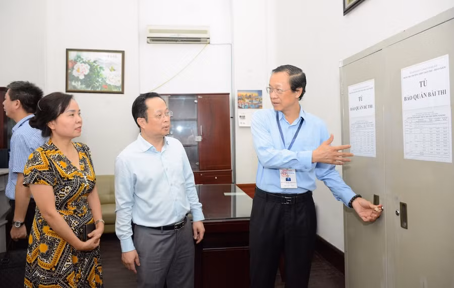 Thứ trưởng Phạm Ngọc Thưởng kiểm tra công tác chuẩn bị kỳ thi tại Trường Trung học phổ thông Trần Phú, Hà Nội, yêu cầu Hà Nội chỉ đạo các tủ đựng đề thi, bài thi cần có ngăn riêng cho từng môn. (Ảnh: PV/Vietnam+)