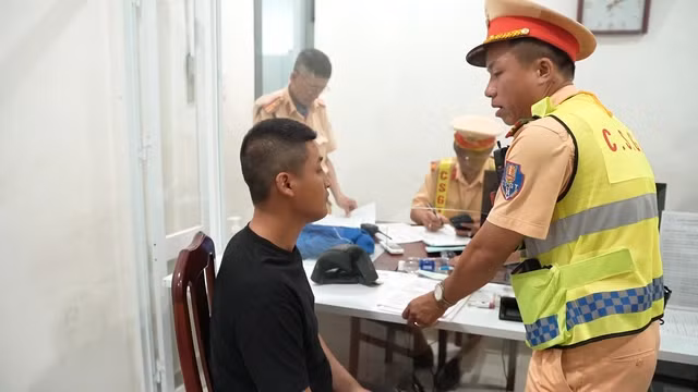 Các đối tượng được đưa về trụ sở công an để làm việc