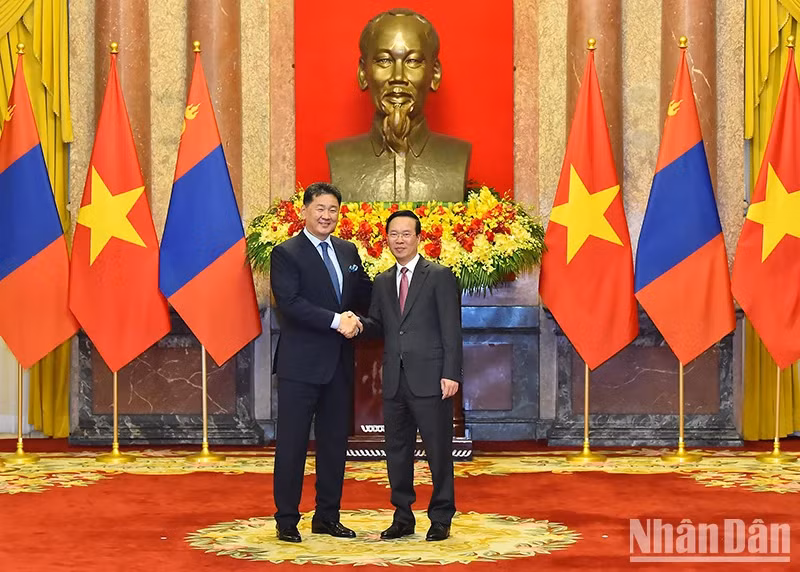 Chủ tịch nước Võ Văn Thưởng và Tổng thống Mông Cổ Ukhnaagiin Khurelsukh. (Ảnh: Thủy Nguyên) Chủ tịch nước Võ Văn Thưởng và Tổng thống Mông Cổ Ukhnaagiin Khurelsukh. (Ảnh: Thủy Nguyên)