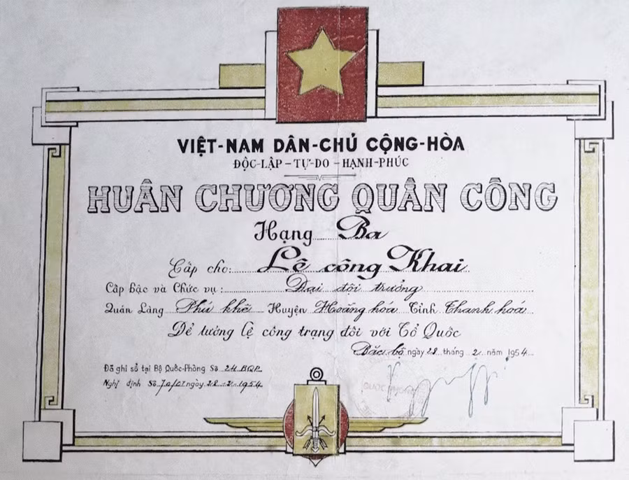 Giấy chứng nhận huân chương (1954) có chữ ký của Đại tướng Võ Nguyên Giáp. Ảnh N.Q.T chụp lại