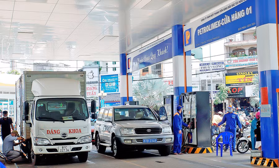 Hệ thống cửa hàng xăng dầu được mở rộng ở khắp các vùng trong tỉnh. Ảnh: Đ.T Hệ thống cửa hàng xăng dầu được mở rộng ở khắp các vùng trong tỉnh. Ảnh: Đ.T