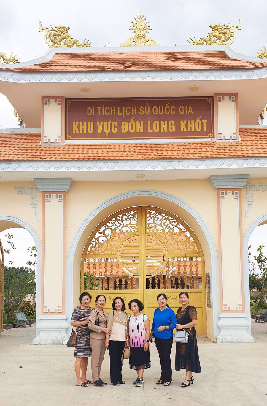 Tác giả (thứ 3 từ phải sang) cùng nhóm bạn chụp ảnh lưu niệm tại Di tích lịch sử quốc gia khu vực đồn Long Khốt. Ảnh: K.V