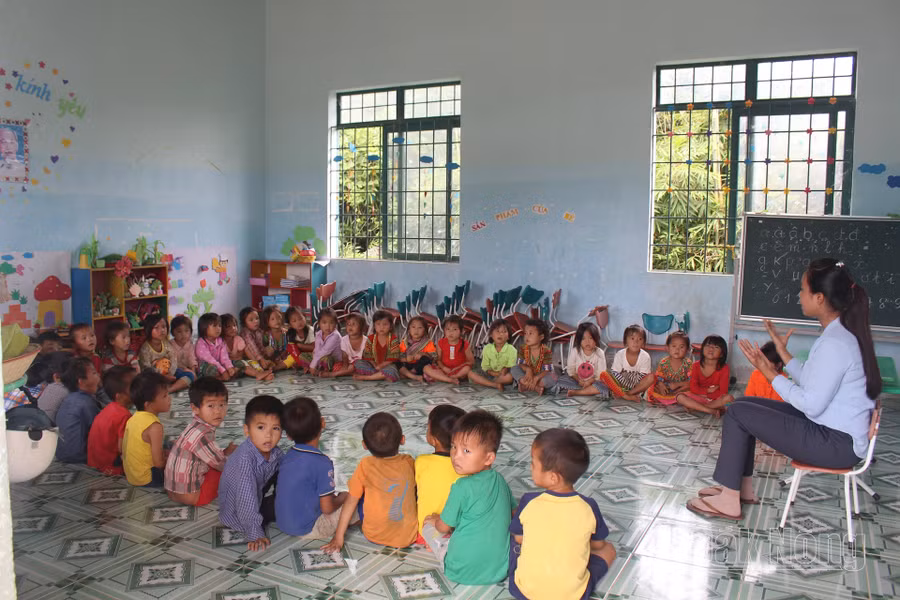 Vì thiếu giáo viên nên Trường mầm non Hoa Lan ở xã Đắk R'măng, huyện Đắk Glong ưu tiên tuyển trẻ 5 tuổi.