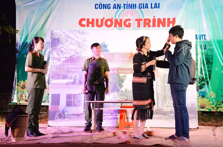 Buổi biểu diễn văn nghệ kết hợp tuyên truyền pháp luật của Đội văn nghệ xung kích Công an tỉnh tại huyện Đak Đoa. Ảnh: T.D