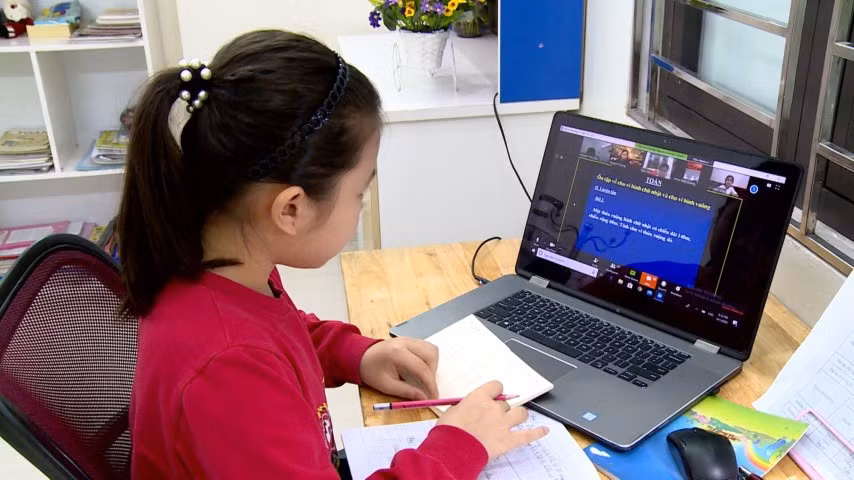 Việc cho trẻ tiếp xúc với internet sớm và sử dụng không được kiểm soát cũng là mối nguy gây lộ thông tin, mất an toàn. Ảnh minh họa, nguồn VGP