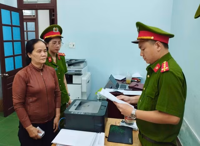 Công an H.Hòa Vang tống đạt các quyết định khởi tố, tạm giam bị can Trần Thị Bình. Ảnh: NGUYỄN TÚ