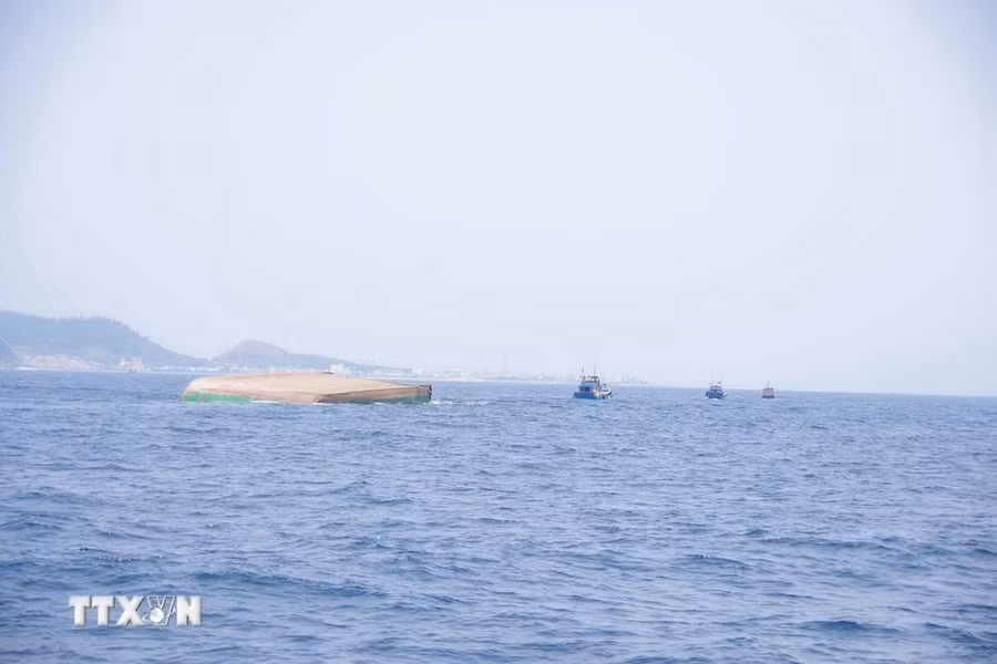 Hiện trường vụ chìm sà lan cách đảo Lý Sơn 4 hải lý. (Ảnh: TTXVN phát)