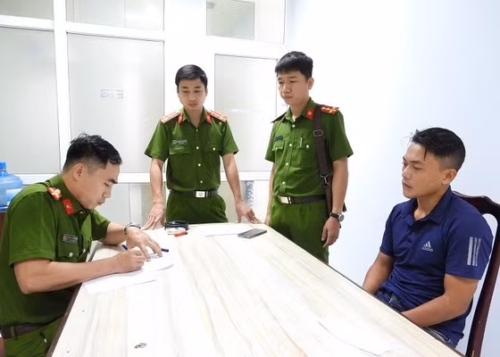 Cơ quan Cảnh sát điều tra Công an TP Đà Nẵng tống đạt quyết định khởi tố bị can và thực hiện lệnh bắt tạm giam 4 tháng đối với Đoàn Văn Thiện Cơ quan Cảnh sát điều tra Công an TP Đà Nẵng tống đạt quyết định khởi tố bị can và thực hiện lệnh bắt tạm giam 4 tháng đối với Đoàn Văn Thiện