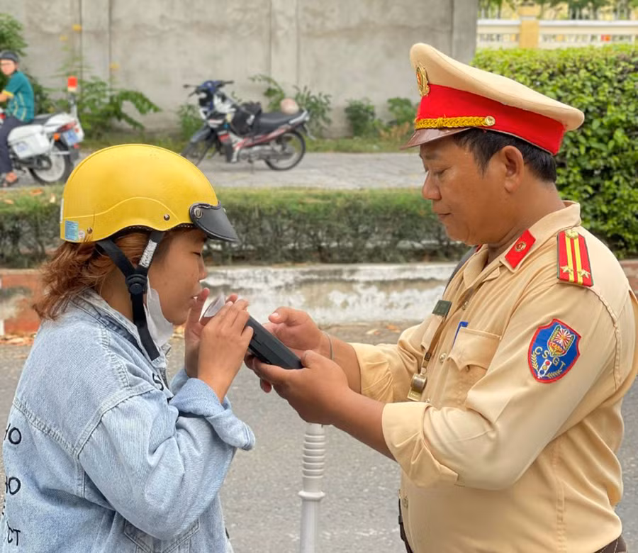 Công an huyện Krông Pa tăng cường kiểm tra nồng độ cồn trước, trong và sau kỳ nghĩ lễ. Ảnh: V.H