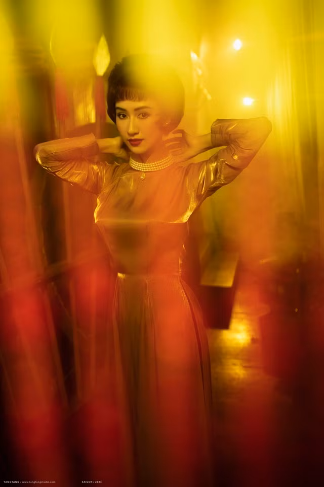 Hà Thu tiết lộ đây là ca khúc theo thể loại ballad, phù hợp với chất giọng nhẹ nhàng của cô. Người đẹp 9X dành tâm huyết cho phần thu âm để có thể gửi đến khán giả trọn vẹn nhất cảm xúc của bài hát. Cô nói những đánh giá của mọi người là động lực để bản thân tiếp tục ra mắt sản phẩm mới và hoàn thiện mình hơn. Ảnh: Tang Tang