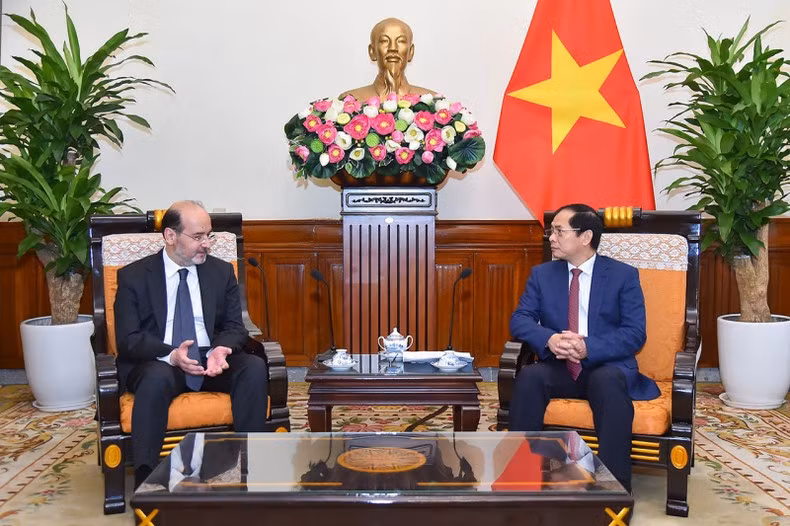 Bộ trưởng Ngoại giao Bùi Thanh Sơn tiếp Đại sứ đặc mệnh toàn quyền nước Cộng hòa Thổ Nhĩ Kỳ tại Việt Nam Haldun Tekneci. Bộ trưởng Ngoại giao Bùi Thanh Sơn tiếp Đại sứ đặc mệnh toàn quyền nước Cộng hòa Thổ Nhĩ Kỳ tại Việt Nam Haldun Tekneci.