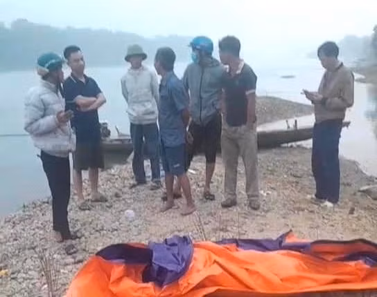 Sau hơn 2 ngày tìm kiếm, thi thể cháu Ph. đã được tìm thấy trên sông Lam vào sáng 5/2.