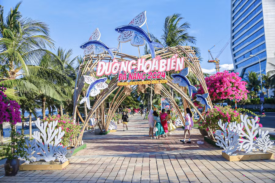 Đường hoa biển Đà Nẵng (Danang Beach - Flowers walk) có 13 cụm trang trí, trải dài gần 2 km trên đường Võ Nguyên Giáp, quận Sơn Trà, đoạn từ nút giao cuối đường Võ Nguyên Giáp đến bãi tắm Sao Biển.