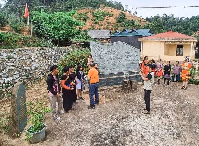 Bức phù điêu 3 chiến sĩ Tây Tiến. Ảnh Trần Thế Dũng