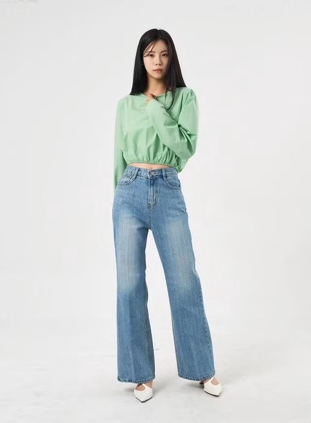 Nếu muốn cuộc sống theo rực rỡ và đa sắc màu hãy thử với những trang phục có màu xanh mint nhưng kèm theo họa tiết. Màu xanh mint hài hòa với nhiều loại họa tiết khác nhau như hoa lá, kẻ ca rô, chấm bi...
