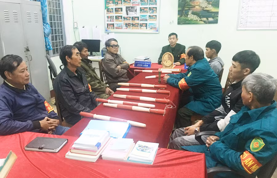 Tổ tự quản đảm bảo trật tự an toàn giao thông xã Hà Tam họp triển khai nhiệm vụ. Ảnh: Thiên Di