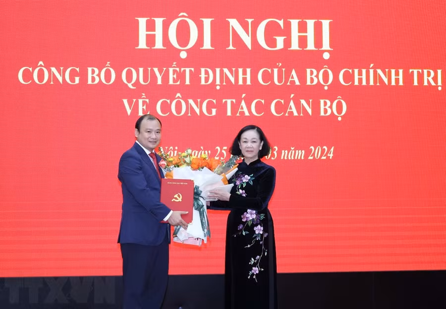 Đồng chí Trương Thị Mai, Ủy viên Bộ Chính trị, Thường trực Ban Bí thư, Trưởng Ban Tổ chức Trung ương trao Quyết định của Bộ Chính trị cho đồng chí Lê Hải Bình. (Ảnh: Phương Hoa/TTXVN) Đồng chí Trương Thị Mai, Ủy viên Bộ Chính trị, Thường trực Ban Bí thư, Trưởng Ban Tổ chức Trung ương trao Quyết định của Bộ Chính trị cho đồng chí Lê Hải Bình. (Ảnh: Phương Hoa/TTXVN)