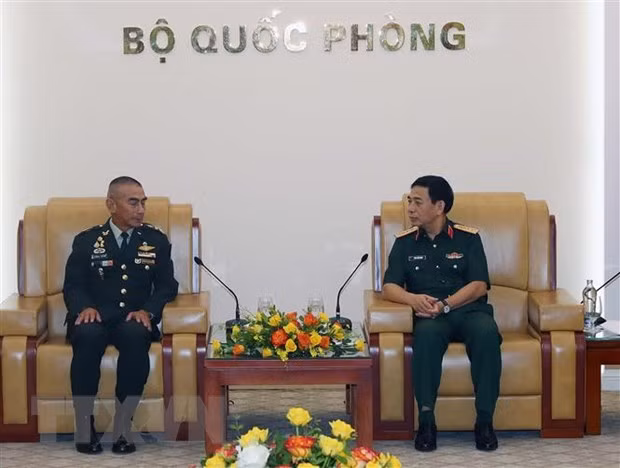 Bộ trưởng Quốc phòng Phan Văn Giang tiếp Tư lệnh Lực lượng Quốc phòng Vương quốc Thái Lan Chalermphon Srisawasdi. Ảnh: Trọng Đức - TTXVN
