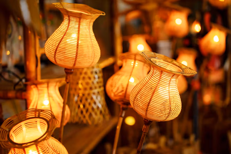 Đèn mây tre đa dạng về kiểu dáng, sắc sảo trong từng đường đan