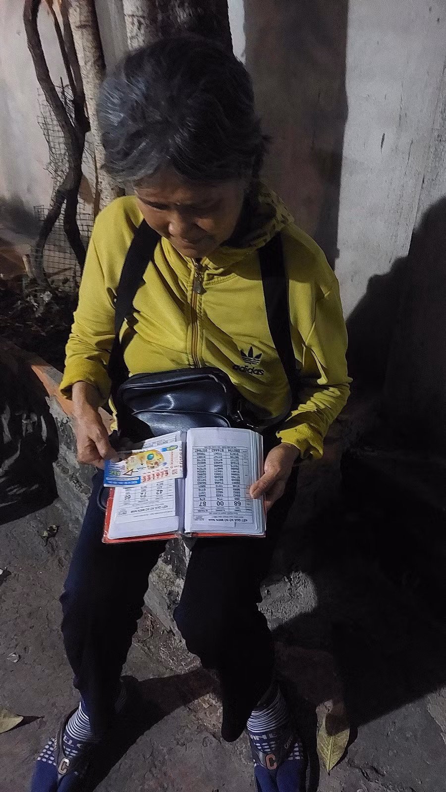 Bán vé số dạo cả ngày lẫn đêm. Ảnh: Như Lịch Bán vé số dạo cả ngày lẫn đêm. Ảnh: Như Lịch