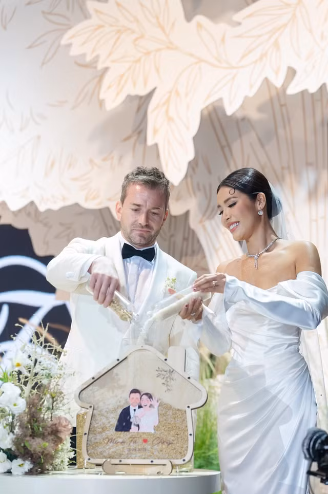Nghi thức "rót gạo" tượng trưng cho sự gắn kết bền chặt của hai vợ chồng. Ảnh: ĐÀM GIA BẢO