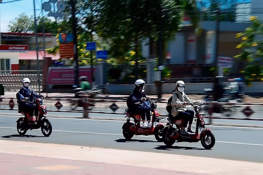 Sở Giáo dục và Đào tạo đề nghị các cơ quan, đơn vị trường học tăng cường tuyên truyền, xử lý học sinh không đủ tuổi sử dụng xe máy điện tham gia giao thông. Ảnh: Đức Thụy Sở Giáo dục và Đào tạo đề nghị các cơ quan, đơn vị trường học tăng cường tuyên truyền, xử lý học sinh không đủ tuổi sử dụng xe máy điện tham gia giao thông. Ảnh: Đức Thụy